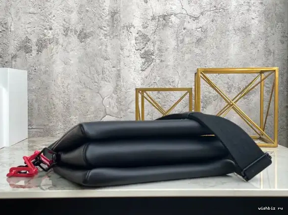 WIS COUSSIN LOUIS PM VUITTON 0512